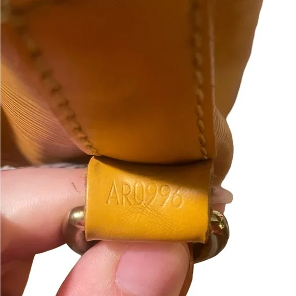 Authentic Louis Vuitton Noe Yellow Epi Leather bag 🥳 - Picture 4 of 12